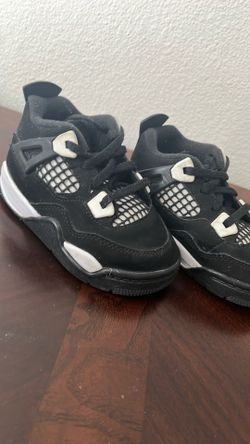 Jordan 4’s White Thunders Size 7.5 Toddler.