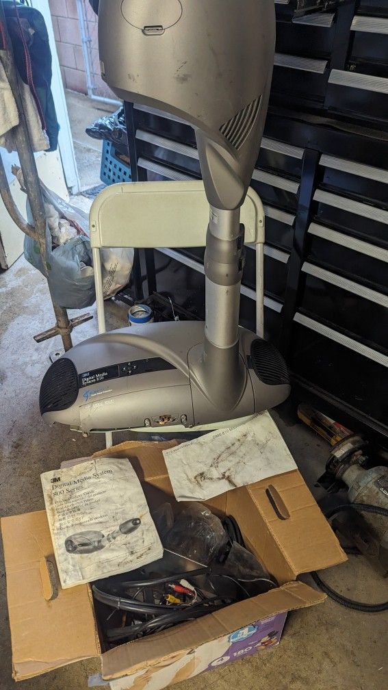 3M Digital Media System 810. Wall Mount Projector