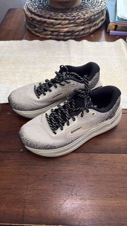 Woman’s Brooks Ghost Max 2 - Size 7.5