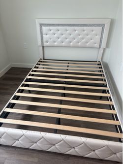White diamond bed frame / full