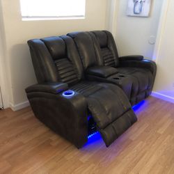 Luxury Style Leather loveseat / sofa / couch Power Recliners With adjustable headrest very Comfortable In Excellent Condition No Rips No Stains like N