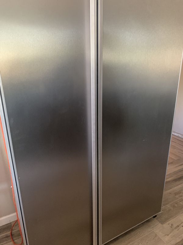 Sub Zero 48” built in fridge freezer model 532 for Sale in Phoenix, AZ