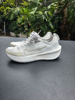 NIKE RUNNING SHOES