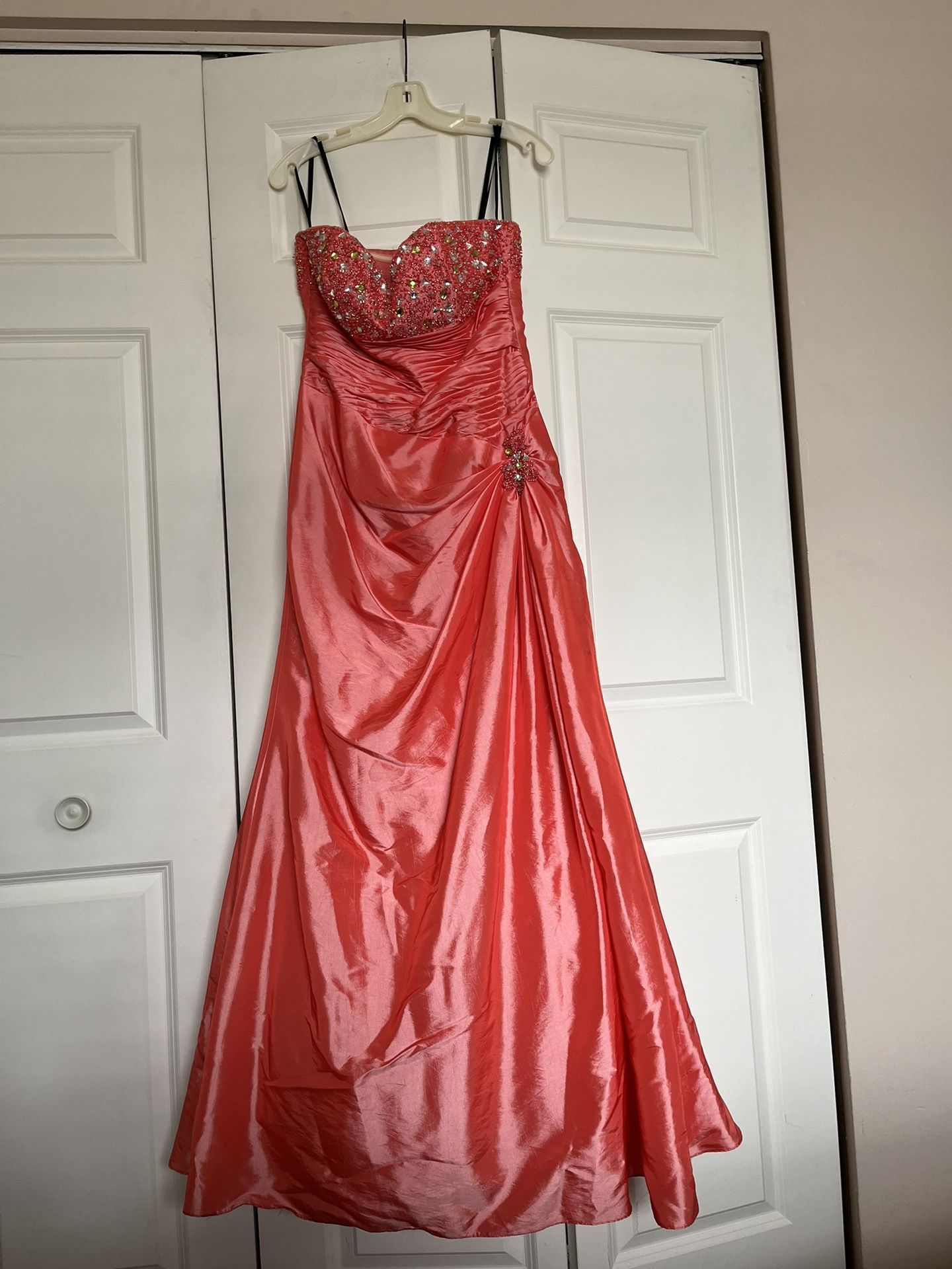 It’s A Beautiful Evening Dress in Size 10 has Been Worn For One Time Can Be Worn For wedding prom any occasion it is beautiful Dress