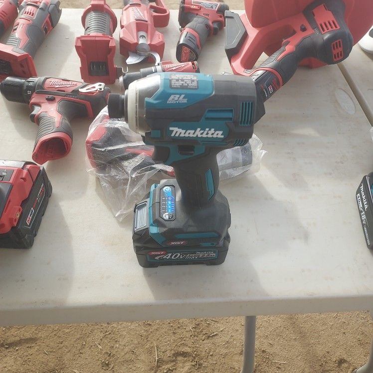 Makita
40V max XGT Brushless
Cordless 4-Speed Impact Driver
With  2.5  Ah Battery 