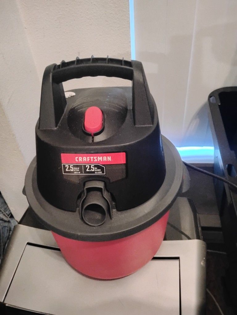 Craftsman CMXEVBE17250 2.5 Gallon 1.75 Peak HP Wet/Dry Vac