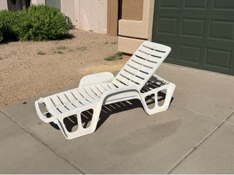 White Plastic Patio Pool Adjustable Lounge Chair
