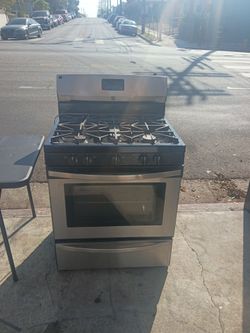 Stainless steel 5 burner range/stove delivered & installed with a 30 day warranty