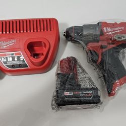 Milwaukee FUEL 12-Volt Lithium-Ion Brushless Cordless Hammer Drill with m12 Battery 4.0 and charger