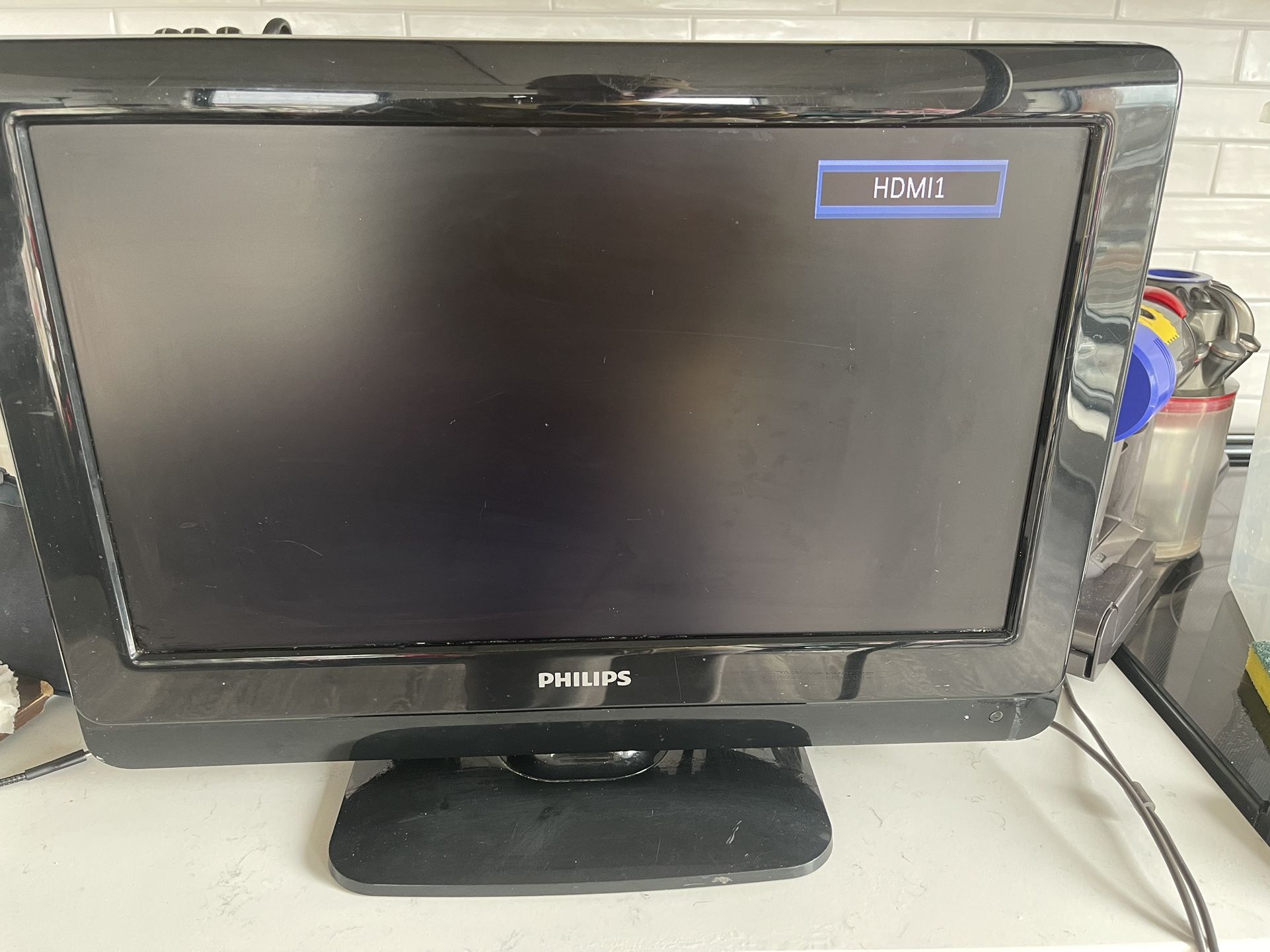 19in” Philips Tv And Wall Mount