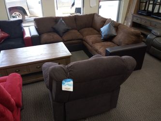 2 pc sectional and recliner