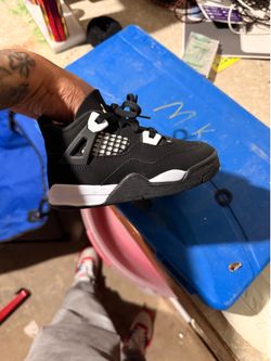 4s new Never worn wit tag 8c