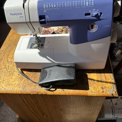 HUSKAVARNA VIKING HUSKYSTAR 219 SEWING MACHINE FULLEY SERVICED AND SEWING LIKE NEW
