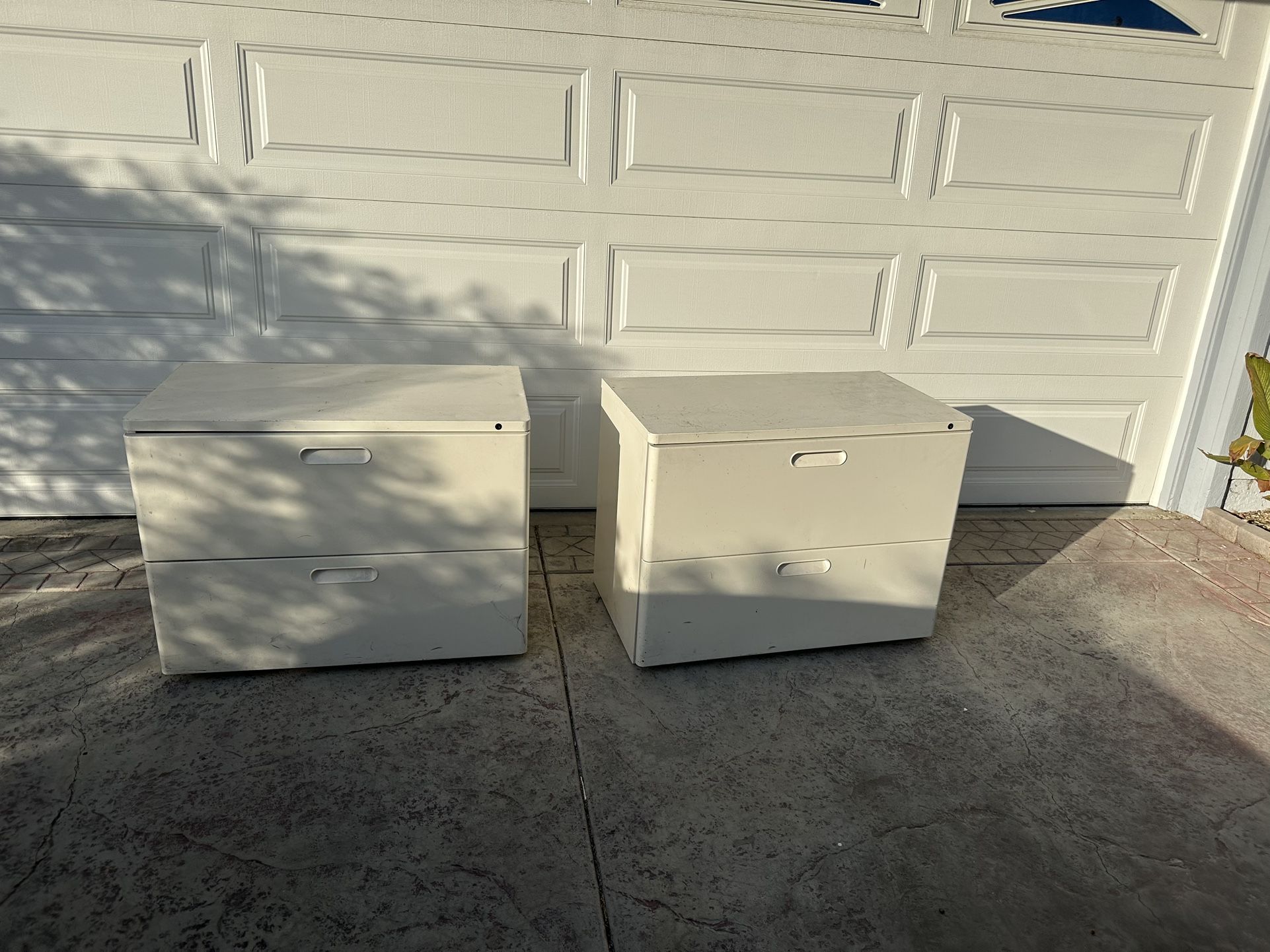 2 Filing Cabinets - 2 Drawer FREE