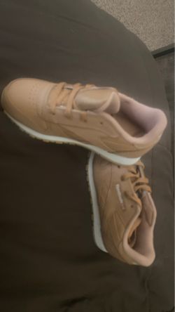 Boys Reebok NEVER WORN. Size 10