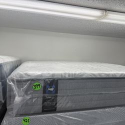 FULL SIZE SEALY POSTUREPEDIC (FIRM) MATTRESS & BOX SPRING BED SET