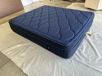 DreamCloud Ultra Memory Foam Mattress, King, Like New, Perfect Condition