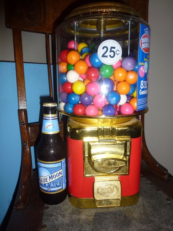 Retail Gumball Machine w/ large Costco gum balls takes Quarters