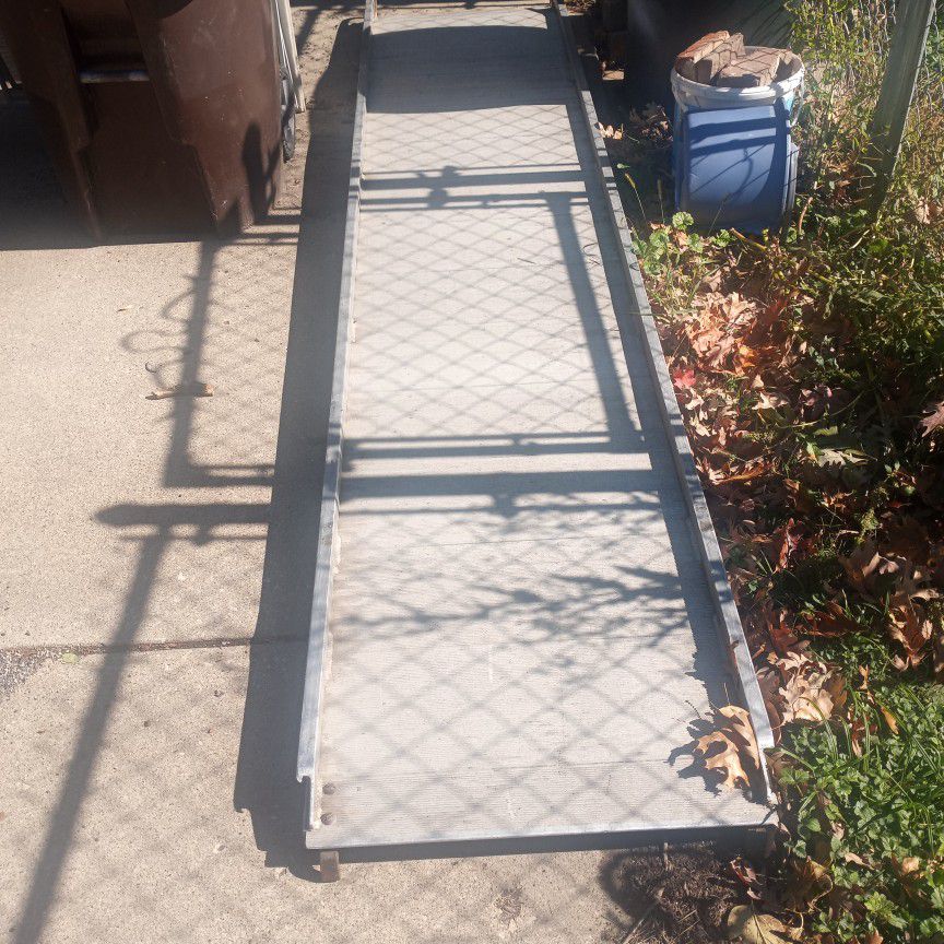 10 ft aluminum mobile walk/ ramp to load truck 