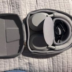 Sony WH1000XM5 Headphones
