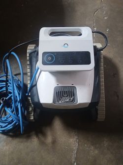 Dolphin pool robot cleaner