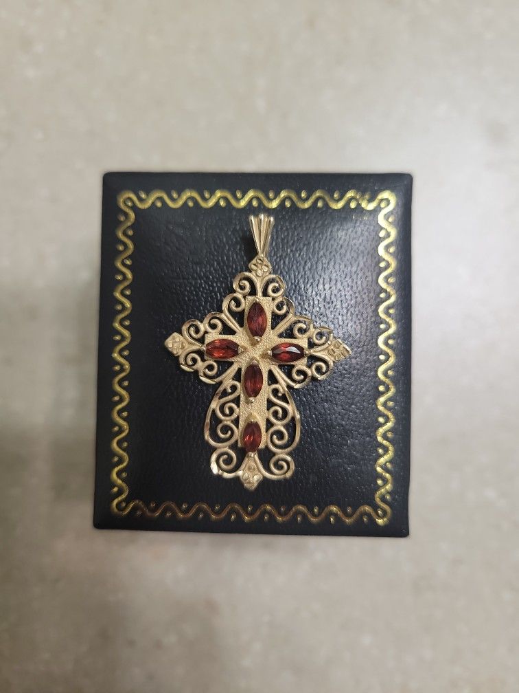 14 K Gold Pendant. Weight Is 3.4 Grams