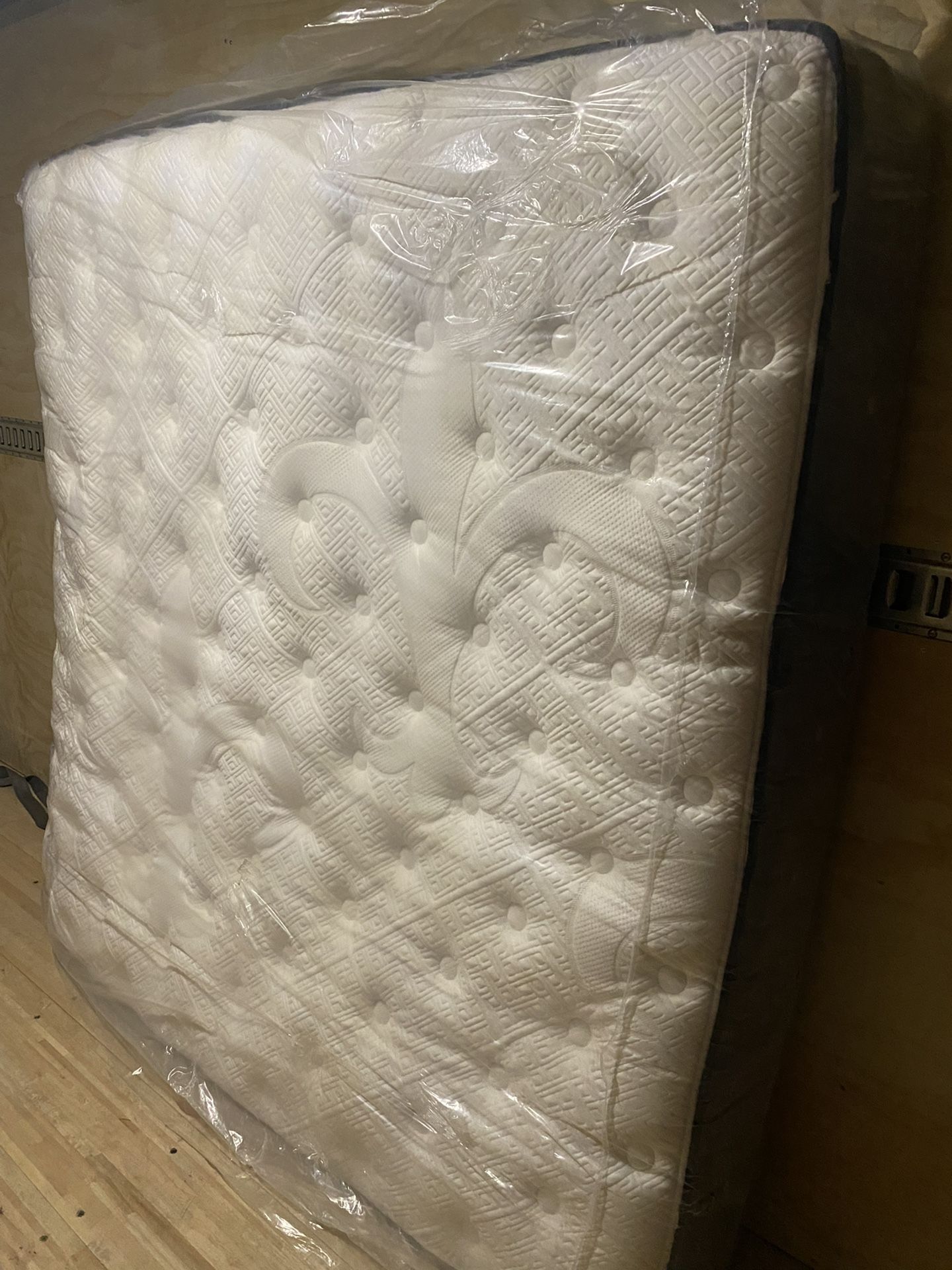 Sterns & Foster Cassatt Lux Plush King Mattress