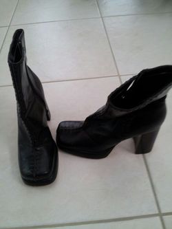 Black short boot size 9