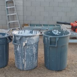 Brute's Round Trash Can's