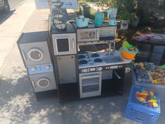 Full Kids Kitchen set. And laundry &Dryer