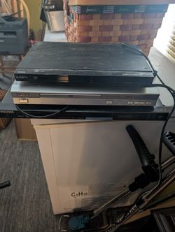 THREE DVD PLAYERS NO REMOTE READ DESCRIPTION NON SMOKING HOME