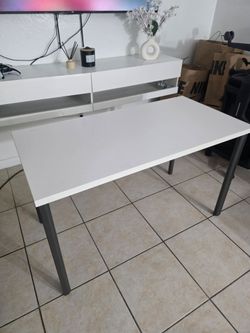 Escritorio blanco con patas metalicas
