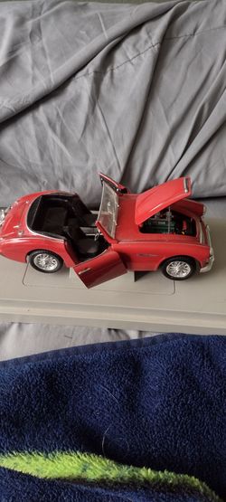 Diecast Austin Martin Red Convertible 1:24 scale. See below