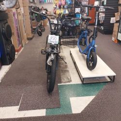 Bicicleta eléctrica con velocidad máxima de 72 km/h. Disponible con opción de plan de pago con un pago inicial de $50. 