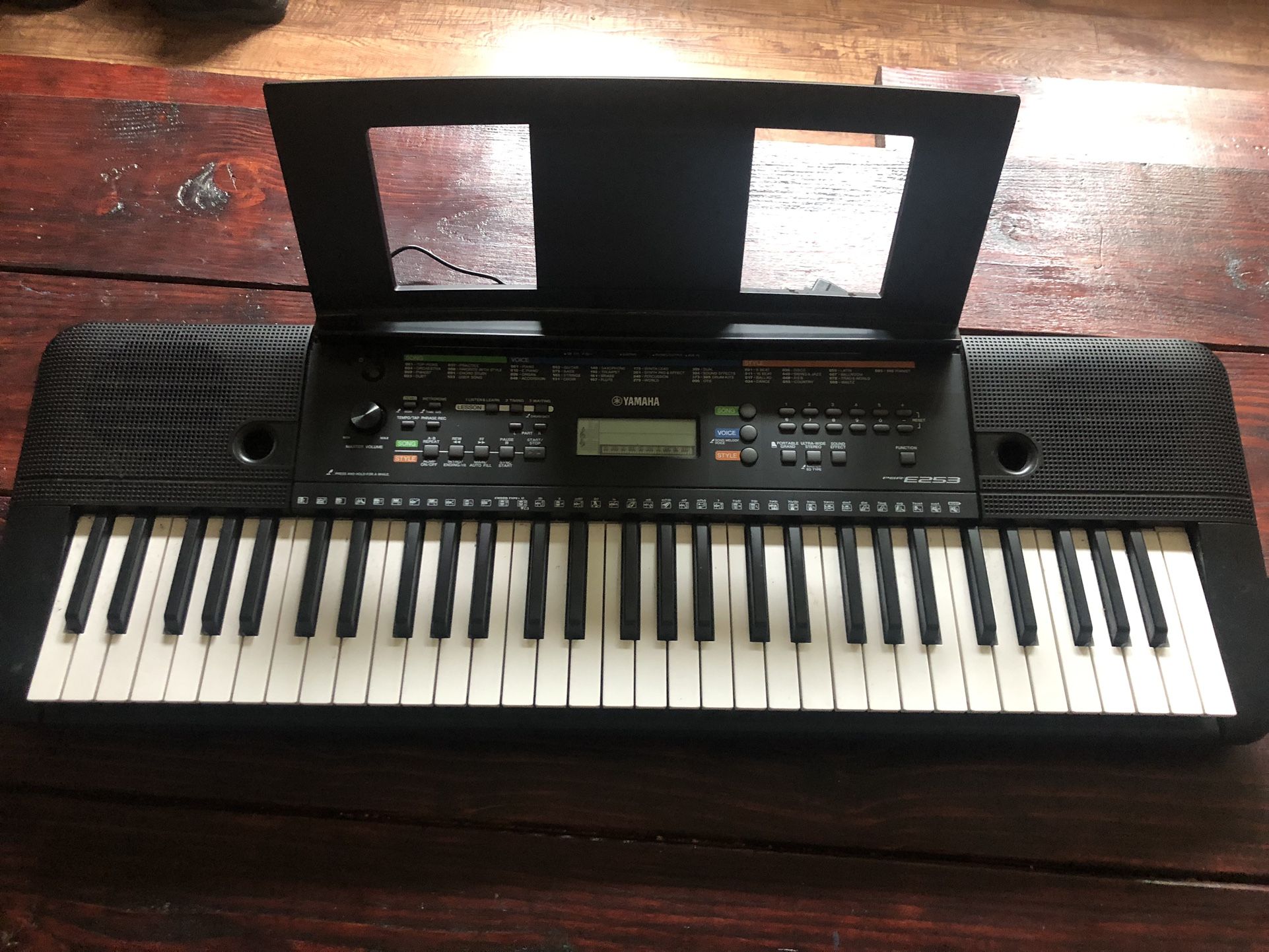 Yamaha PSR E253 Electric Keyboard Great Condition