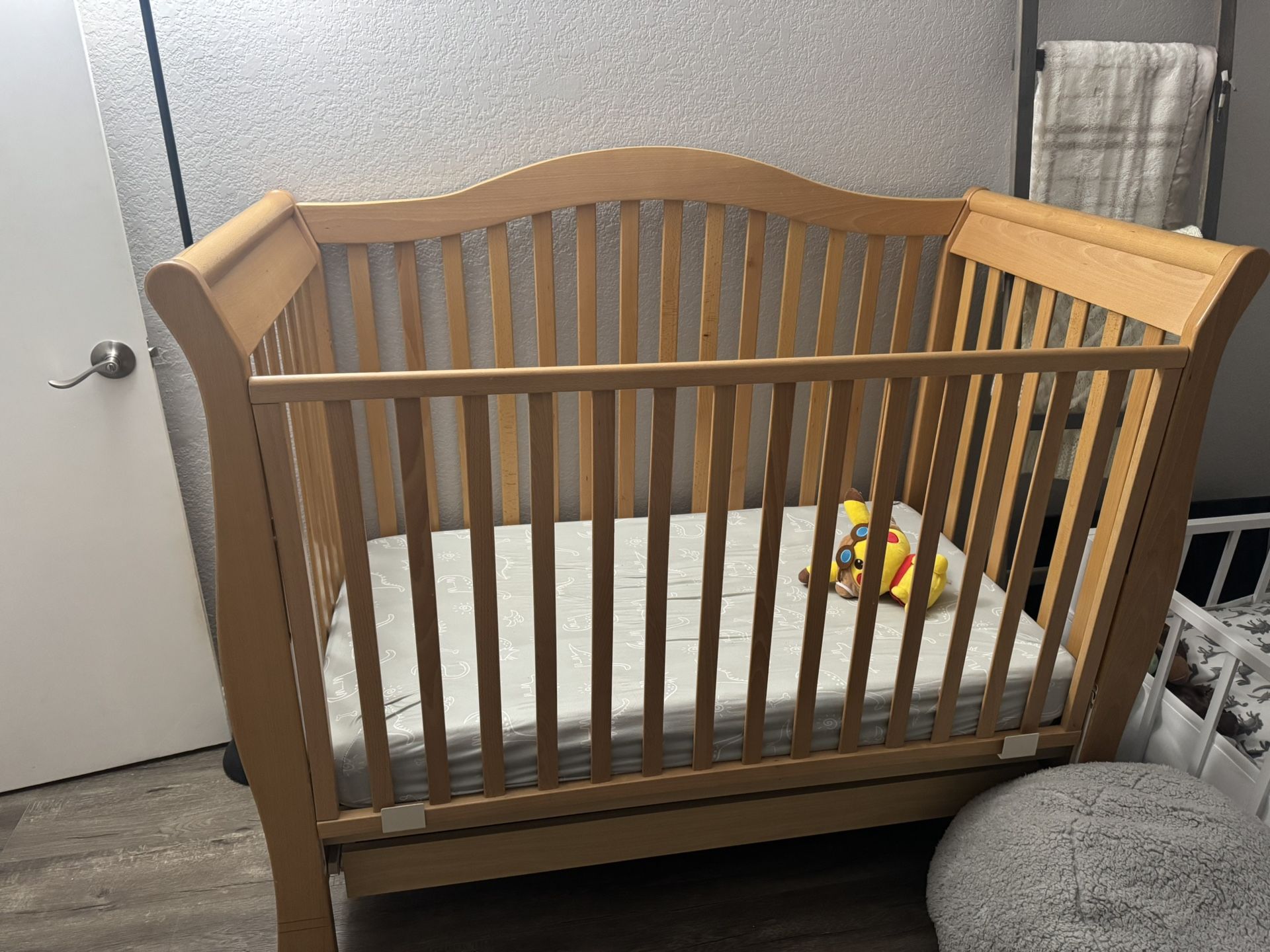Crib Turns Into Toddler Bed. No Mattress Includdd