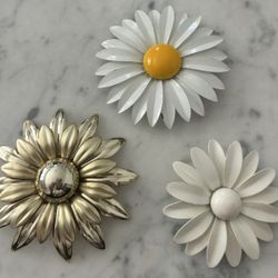 Vintage Lot 3- Large Gold Flower Brooch Enameled Daisy Pins 1970’s Mid Century Jewelry collection All