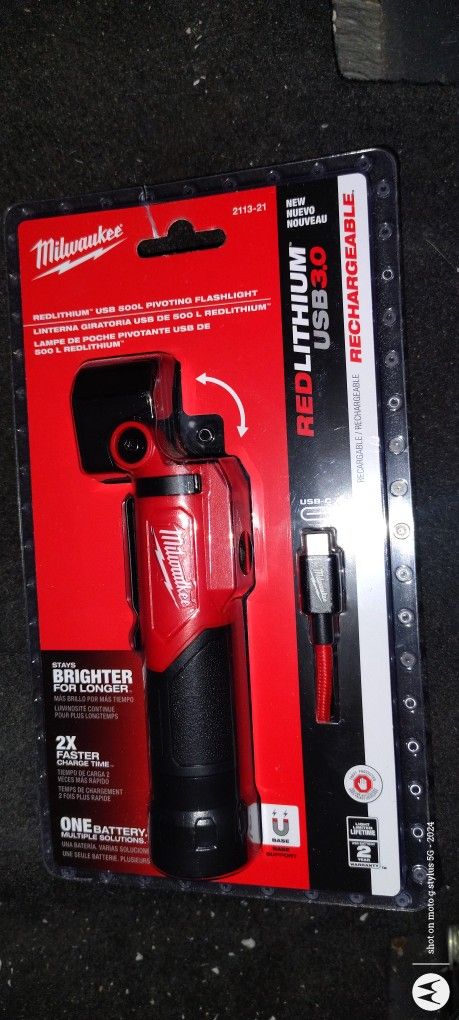 Milwaukee 500 Lumen Pivoting Flashlight
