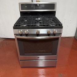 GE 5-burner gas stove in very good condition, working perfectly. Home delivery and installation available with a 3-month warranty.