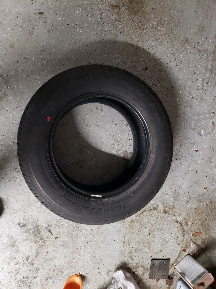235 60 16 Bridgestone Dueler H/T 687