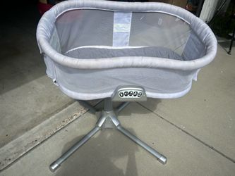 Halo swivel bassinet
