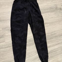Lululemon Lightweight Black Camo Joggers Size 2