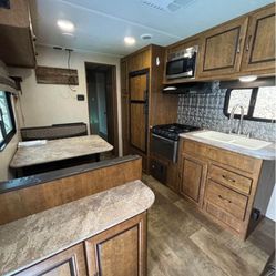 2017 Cross Roads Zinger Camper 28’