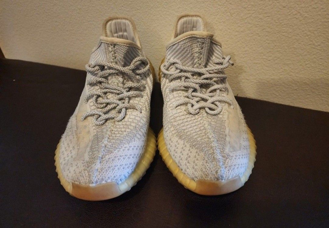 Yezzy v2 350 Very good condition. Size US 9, UK 8,5, FR 42,5. Non reflective.