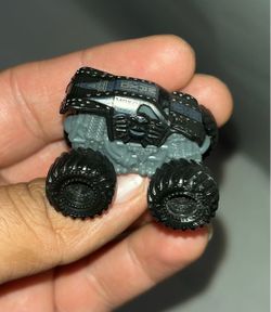 SPIN MASTER MONSTER JAM RARE MAX-D BLACKOUT MINI MONSTER TRUCK 1:87 (Pre-Owned)