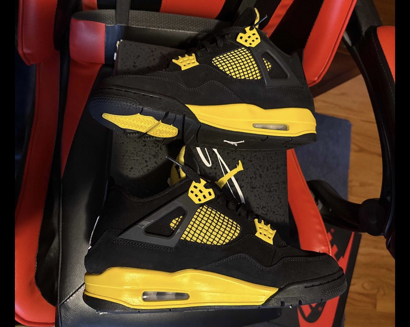 Air Jordan 4 Thunder 