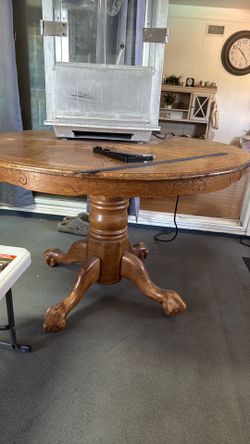 Solid Oakwood claw table with 4 chairs