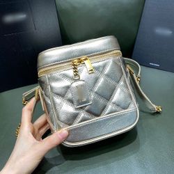 Metal silver chevron-patterned crossbody bag: dimensions: 14.5x16.5x9cm

