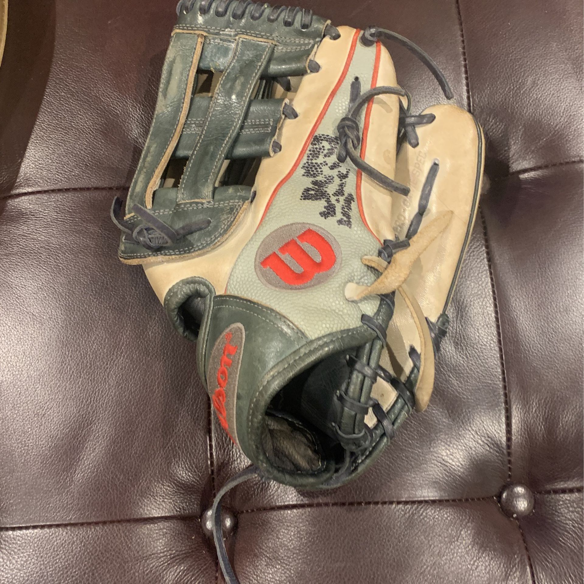 A2000 Wilson Softball/Baseball Glove