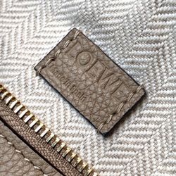 The cuboid shape and precise cutting technology create Puzzle's unique geometric lines.